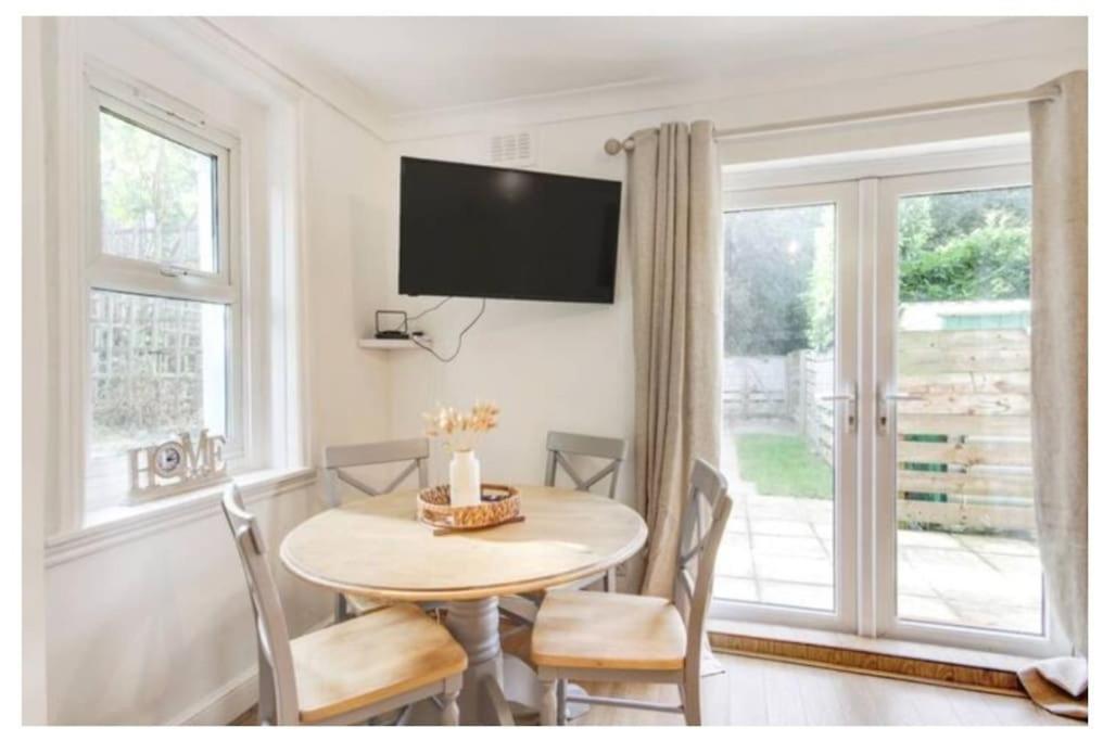 Central 2 Bedroom Garden Flat With Free Parking Royal Tunbridge Wells Exteriör bild