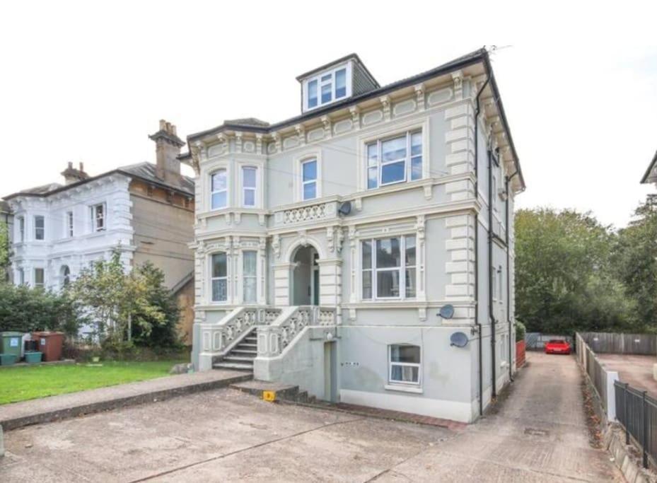 Central 2 Bedroom Garden Flat With Free Parking Royal Tunbridge Wells Exteriör bild